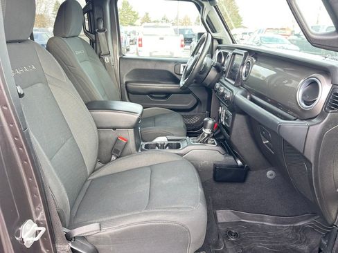 Used 2018 Jeep Wrangler Unlimited Sahara image 35