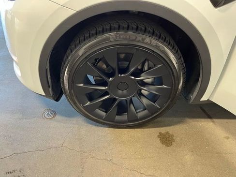 Used 2024 Tesla Model Y Long Range AWD/4WD image 27