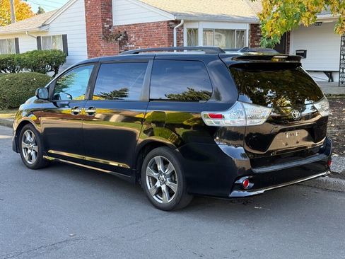 Used 2018 Toyota Sienna SE Premium image 3