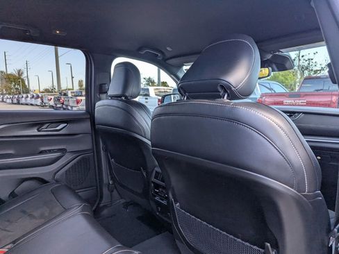 Used 2023 Jeep Grand Cherokee Altitude image 12