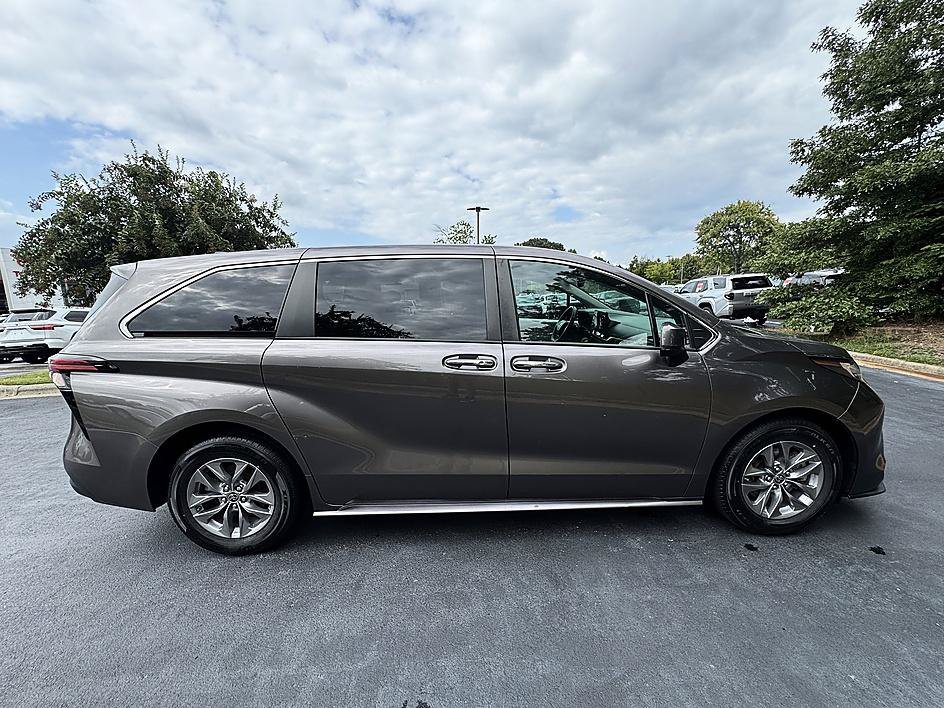 Certified 2022 Toyota Sienna XLE FWD image 6