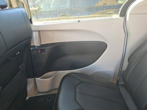 Used 2024 Chrysler Pacifica Touring-L image 26
