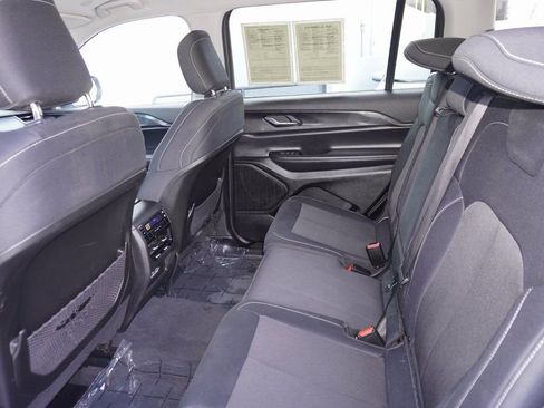 Used 2023 Jeep Grand Cherokee L Laredo image 11