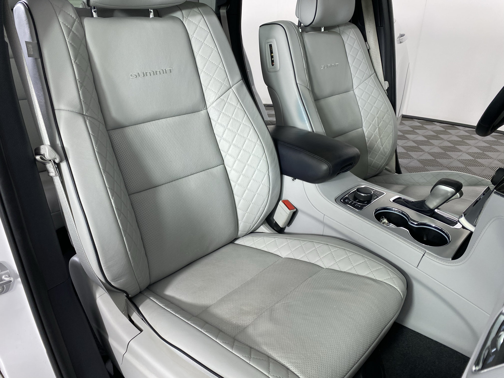 Used 2021 Jeep Grand Cherokee Summit AWD/4WD image 32