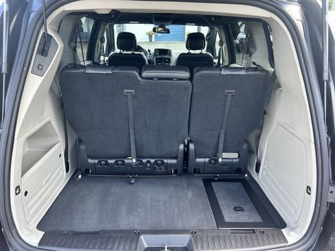 Used 2019 Dodge Grand Caravan SXT image 11