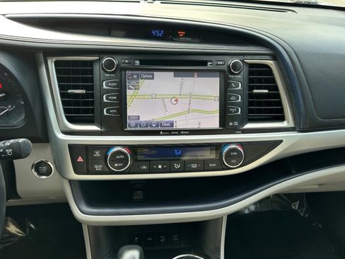 Used 2019 Toyota Highlander XLE image 29
