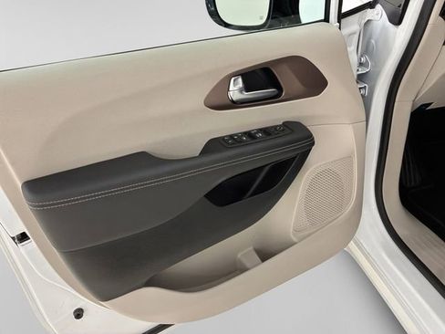 Used 2024 Chrysler Voyager LX FWD image 13
