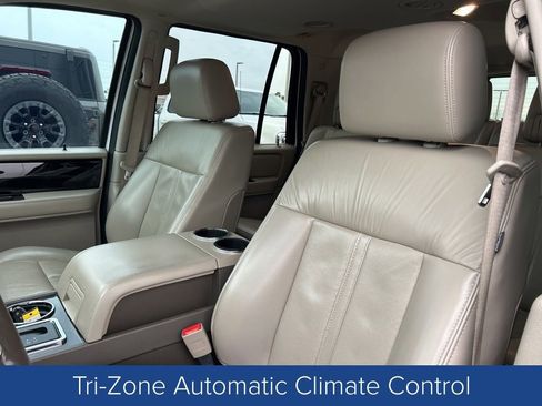 Used 2017 Lincoln Navigator Select image 13