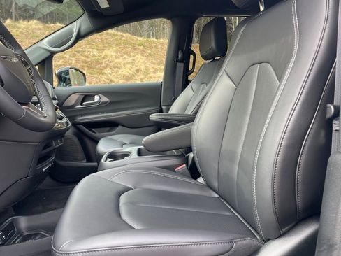 New 2026 Chrysler Pacifica Select image 12