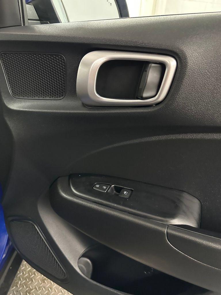 Used 2022 Hyundai Venue FWD image 30