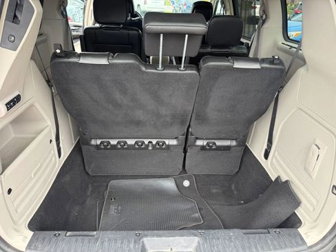 Used 2014 Chrysler Town & Country Touring-L FWD image 19