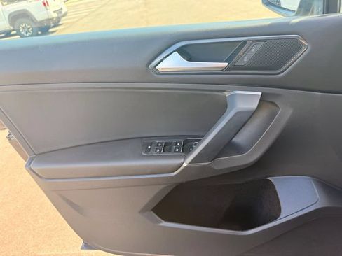 Used 2018 Volkswagen Tiguan SE FWD image 2