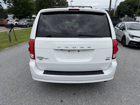 Used 2019 Dodge Grand Caravan SXT FWD image 4
