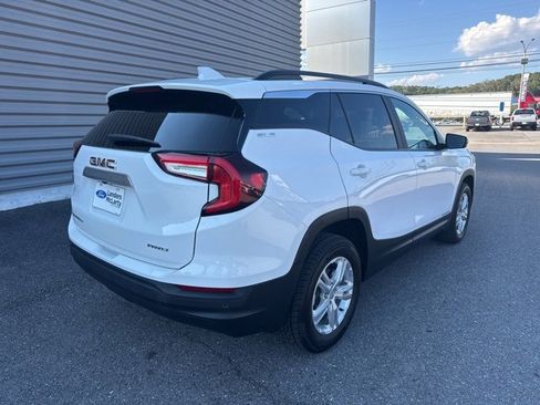 Used 2023 GMC Terrain SLE w/ Driver Convenience Package image 3
