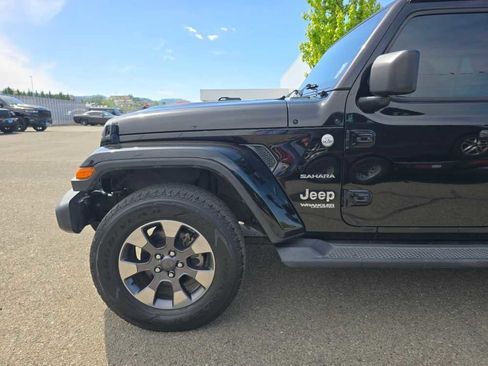 Used 2018 Jeep Wrangler Unlimited Sahara AWD/4WD image 18