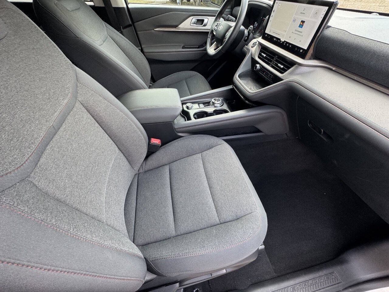 Used 2025 Ford Explorer Active RWD image 27
