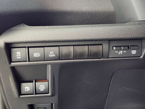 Used 2025 Toyota Sienna XLE Woodland Edition image 27