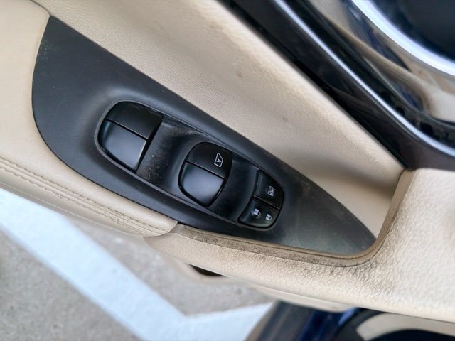 Used 2018 Nissan Rogue SV FWD image 12