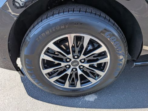 Used 2025 Ford Expedition Platinum AWD/4WD image 9