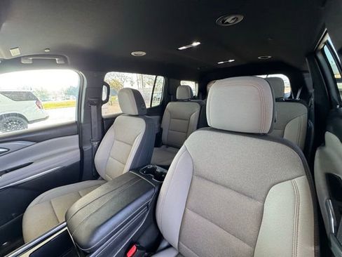 Used 2025 Chevrolet Traverse LT image 14