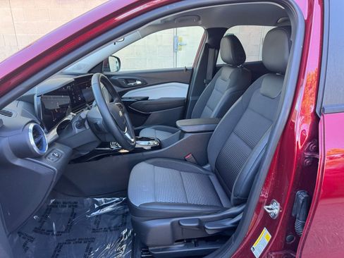 Used 2025 Chevrolet Trax LT w/ LT Convenience Package image 27