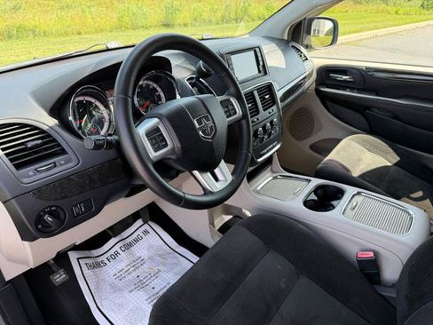 Used 2016 Dodge Grand Caravan SXT w/ Rear Park Assist Package FWD image 9