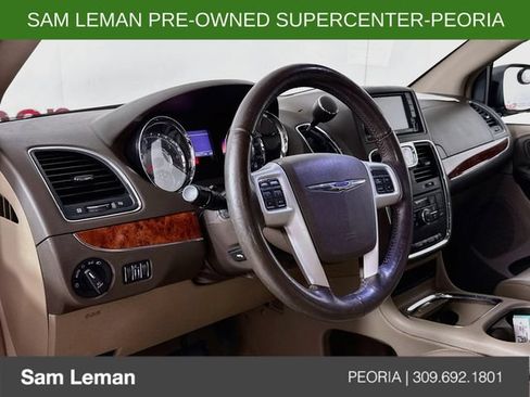Used 2014 Chrysler Town & Country Touring-L w/ Driver Convenience Group FWD image 9