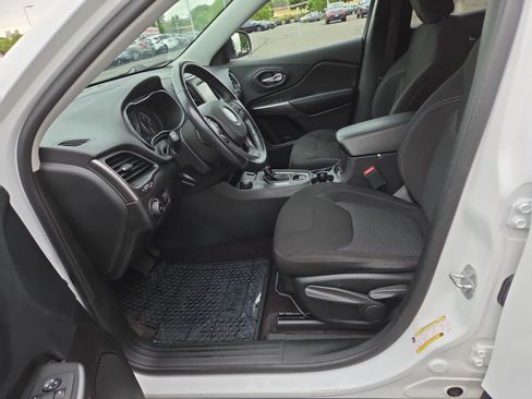 Used 2019 Jeep Cherokee Latitude w/ Cold Weather Group AWD/4WD image 19