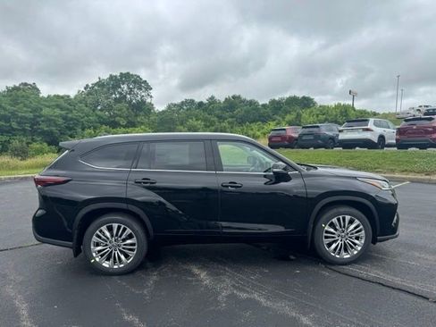 New 2026 Toyota Highlander Platinum AWD/4WD image 2