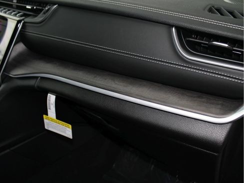 New 2025 Jeep Grand Cherokee Limited w/ Luxury Tech Group II image 36