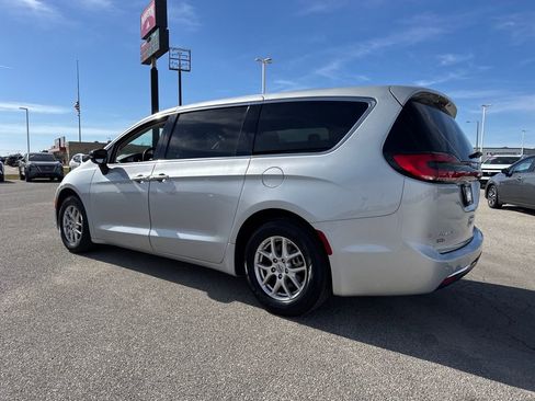 Used 2024 Chrysler Pacifica Touring-L image 4