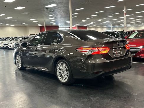 Used 2018 Toyota Camry XLE image 5