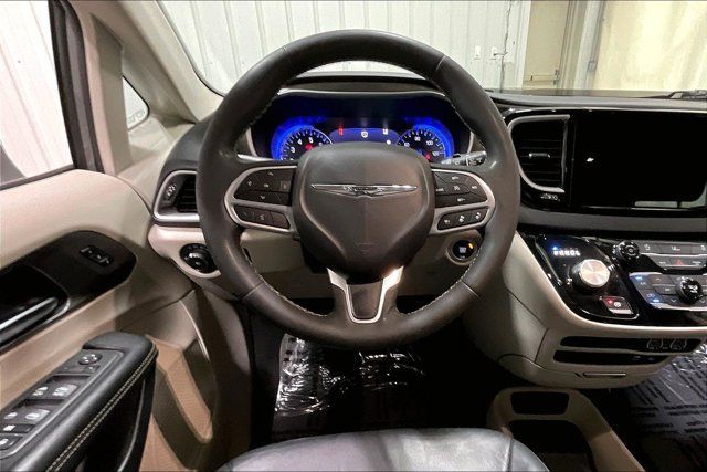Used 2022 Chrysler Pacifica Touring-L FWD image 5