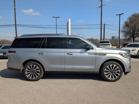 Used 2022 Lincoln Navigator Reserve image 2