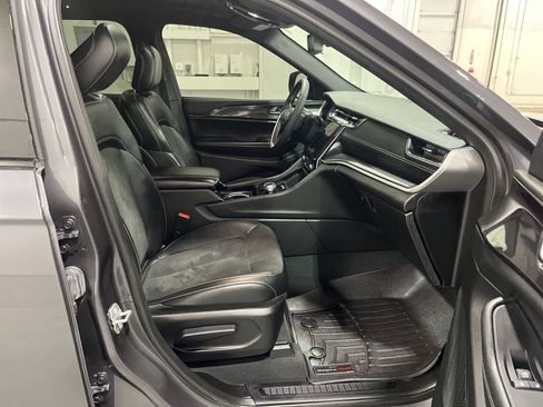 Used 2023 Jeep Grand Cherokee L Laredo image 27