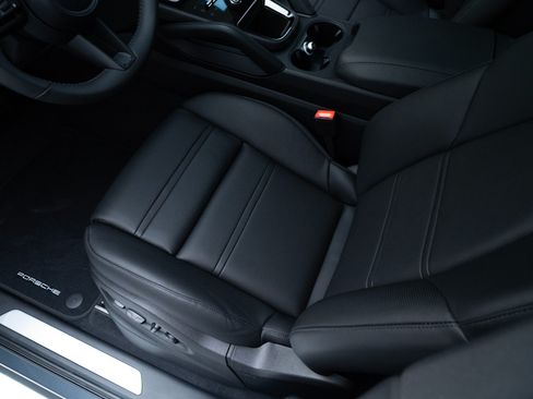 Certified 2026 Porsche Cayenne GTS AWD/4WD image 16