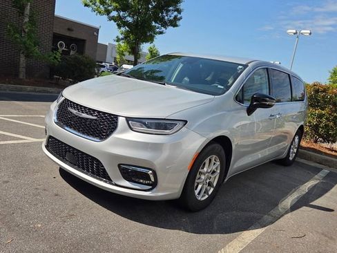 Used 2024 Chrysler Pacifica Touring-L FWD image 3