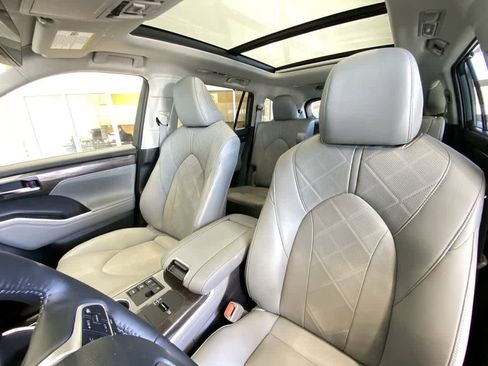 Used 2023 Toyota Highlander Platinum image 14