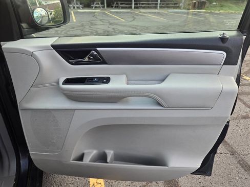 Used 2011 Volkswagen Routan SEL image 25