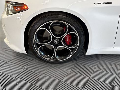 Used 2022 Alfa Romeo Giulia Veloce RWD image 32