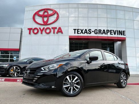 Used 2025 Nissan Versa SV FWD image 2