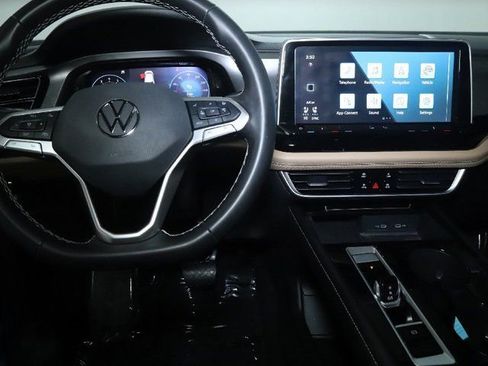 Used 2024 Volkswagen Atlas Cross Sport SE w/ Black Wheel Package image 27