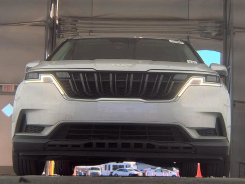 Used 2022 Kia Carnival LX image 3