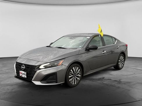 Used 2024 Nissan Altima 2.5 SV FWD image 4
