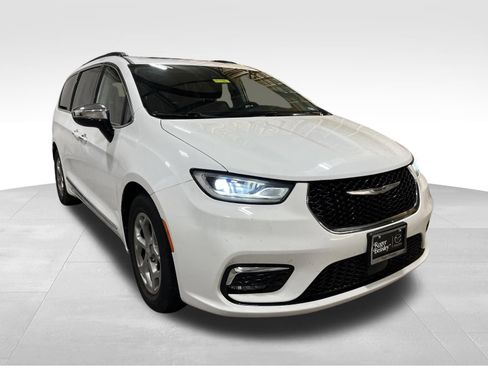 Used 2023 Chrysler Pacifica Limited FWD image 3