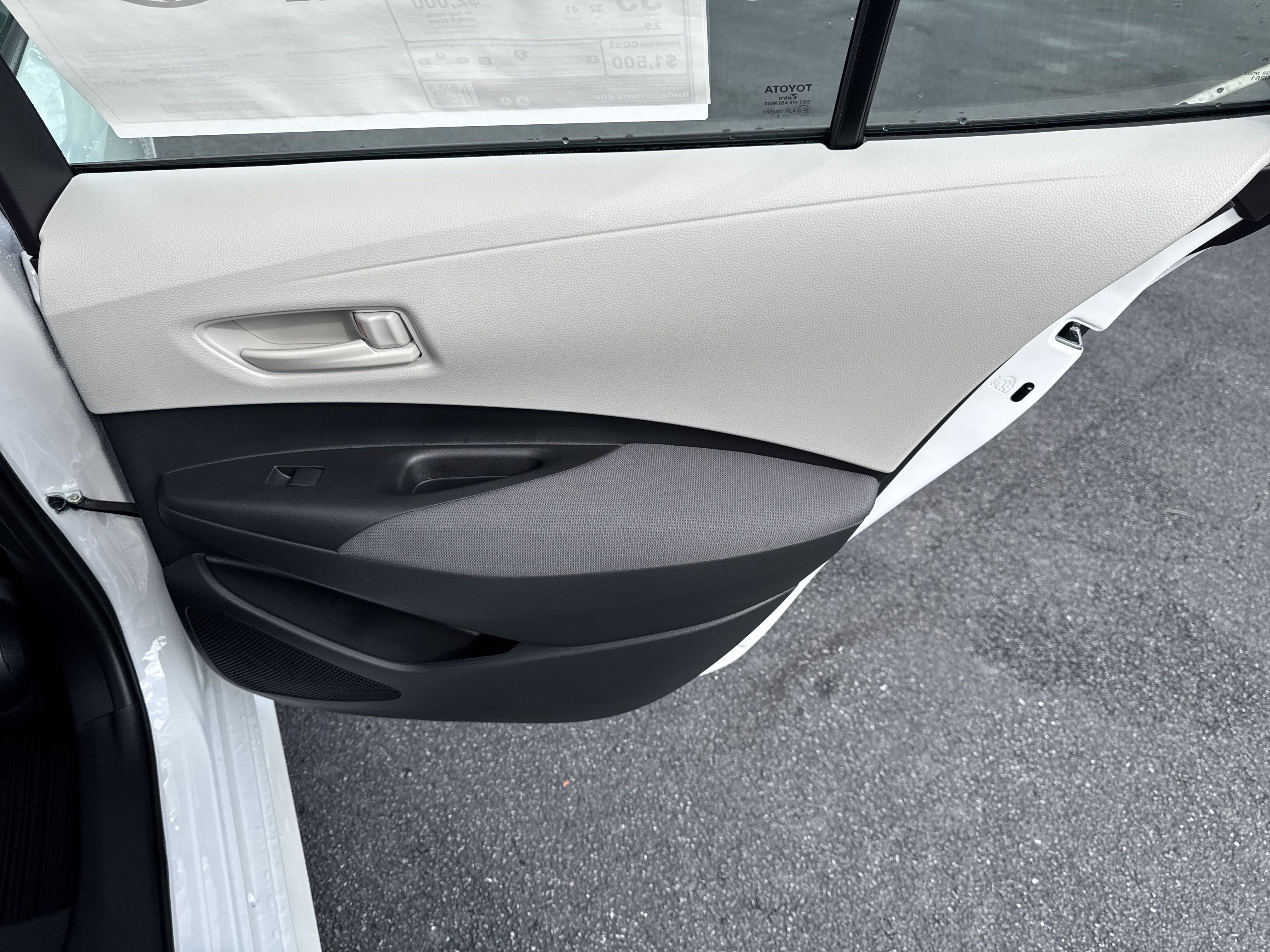 Used 2025 Toyota Corolla LE FWD image 30