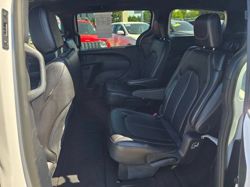 Used 2025 Chrysler Pacifica Select FWD image 11
