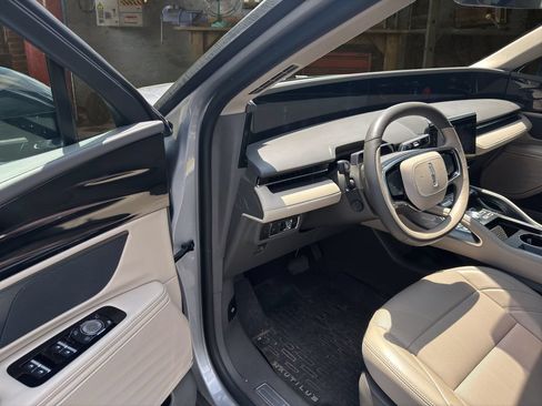 Used 2025 Lincoln Nautilus Premier AWD/4WD image 18