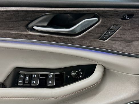 Used 2022 Jeep Grand Cherokee Overland w/ Luxury Tech Group IV image 15