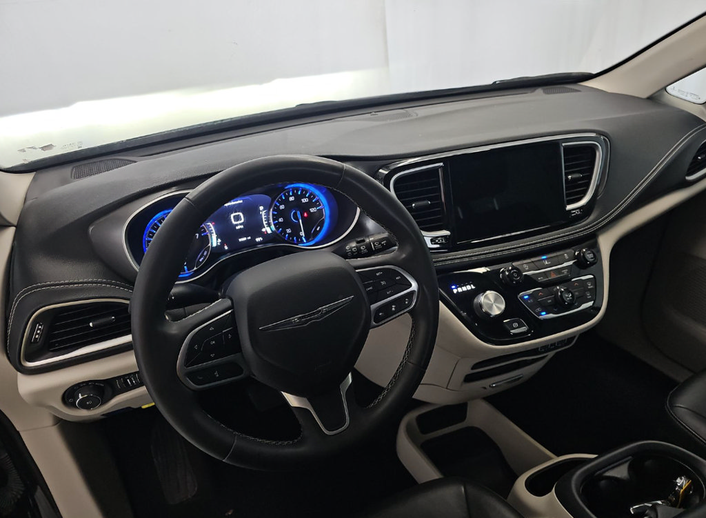 Used 2022 Chrysler Pacifica Touring-L AWD/4WD image 5